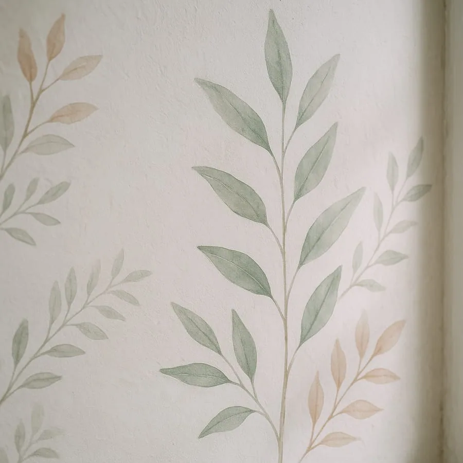 Handsmalade botaniska växtmotiv direkt på vit platsvägg, naturalistisk stil, soft sidoljus